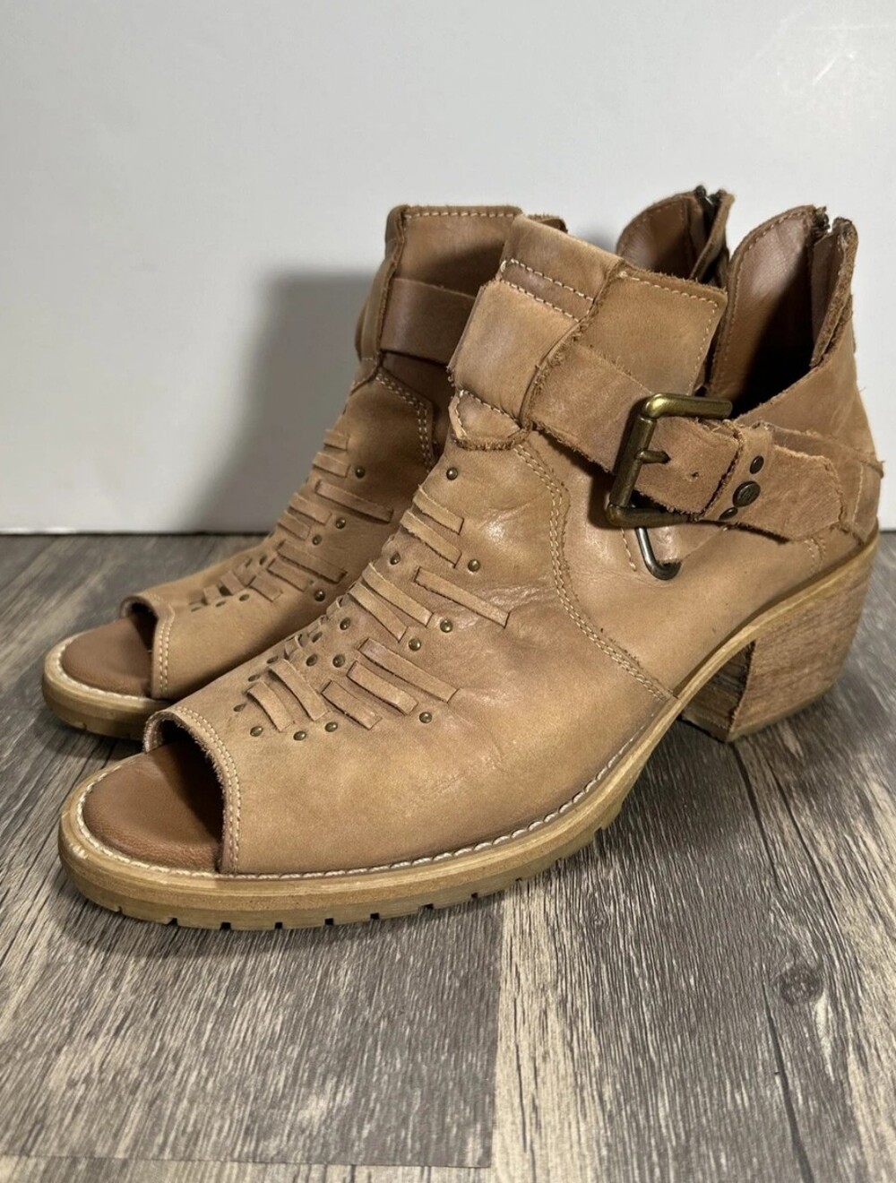 Caterpillar Cat Ankle Tan Leather Boot Buckled Strap and Cut-out Sz 8.5